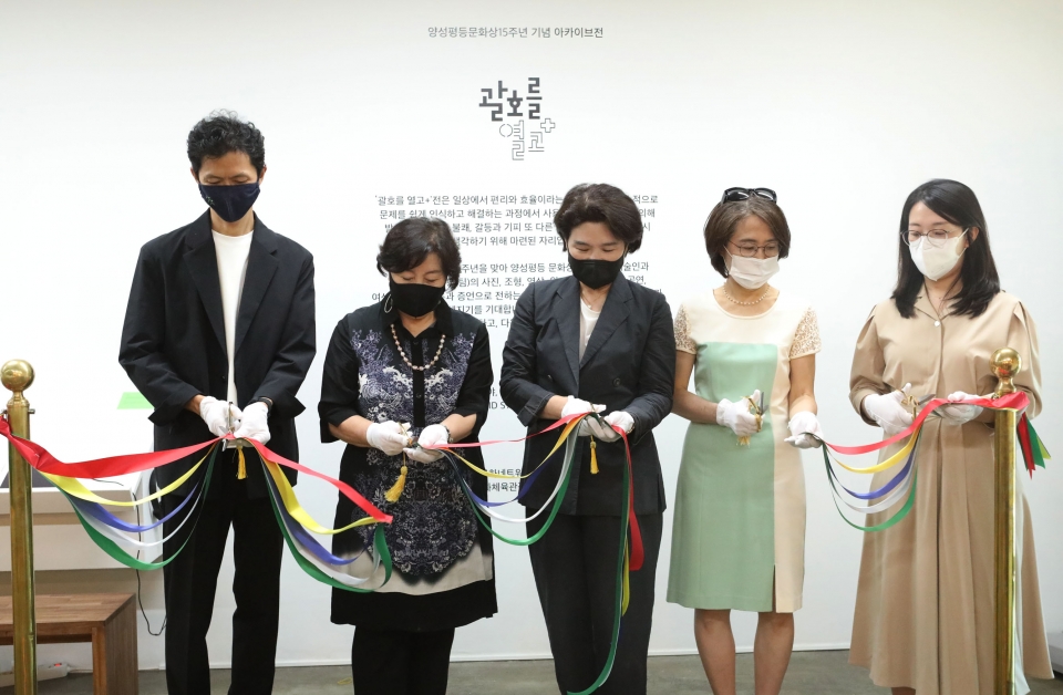 2일 서울 마포구 서교예술시험센터에서 여성문화네트워크가 '괄호를 열고' 전시회를 개최하고 개막식을 진행했다. ⓒ홍수형 기자