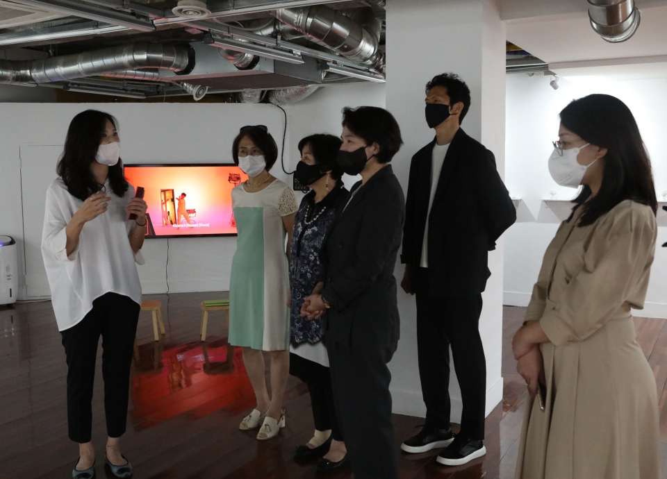 2일 서울 마포구 서교예술시험센터에서 여성문화네트워크가 '괄호를 열고' 전시회를 개최하고 개막식을 진행했다. ⓒ홍수형 기자