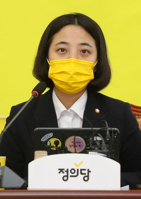 류호정 정의당 의원이 8월 2일 서울 여의도 국회에서 열린 의원총회에서 발언하고 있다. (공동취재사진)