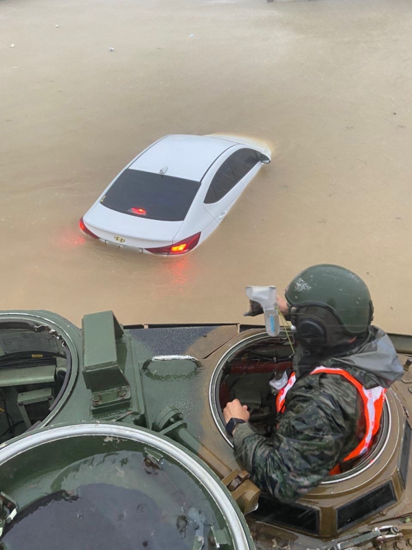 태풍 '힌남노'로 물에 잠긴 포항시내를 해병대 장병이 수륙양용장갑차로 수색하고 있다. ⓒ해병대사령부 제공