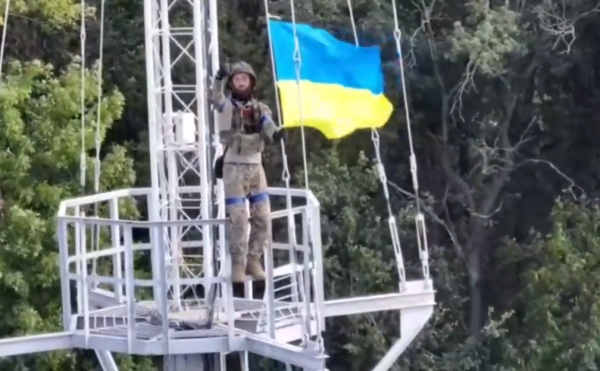 우크라이나 군이 하라키우의 한 마을을 탈환한 뒤 우크라이나 국기을 달고 있다. ⓒ우크라이나 국방부 트위터