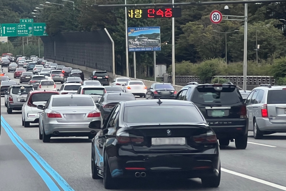추석 연휴 마지막날인 12일 서울 서초구 경부고속도로가 귀성객 차량으로 북적이고 있다. ⓒ홍수형 기자