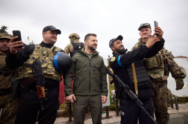 우크라이나군이 재탈환한 하르키우주 이지움을 방문한 볼로디미르 젤렌스키 우크라이나 대통령 ⓒ우크라이나 국방부 트위터