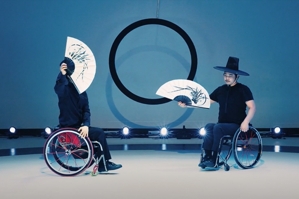 현대무용단 고블린파티가 2021년 노리미츠인서울(구 무장애예술주간) 행사에서 선보인 ‘원’ 댄스필름의 한 장면. ⓒ(재)한국장애인문화예술원