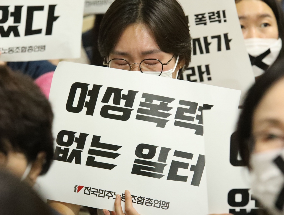 16일 서울 중구 신당역 여자화장실 앞에서 민주노총이 개최한 '여성노동자가 일터에서 살해당했다' 침묵시위에 참석한 한 시민이 눈물을 보이고 있다. ⓒ홍수형 기자