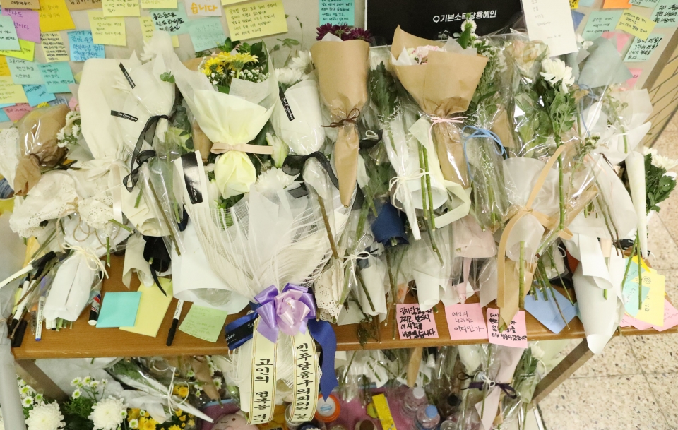 19일 서울 중구 신당역 여자화장실 앞에 마련된 추모공간에서 시민들이 피해자를 추모하는 포스트잇이 빼곡히 붙어 있다. ⓒ홍수형 기자
