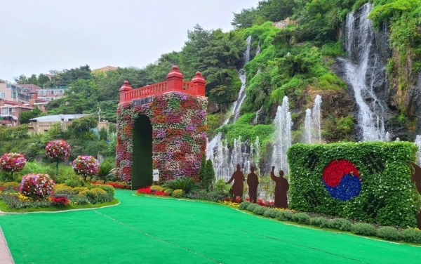 서대문구가 꽃을 활용해 홍제천 폭포마당에 꾸며 놓은 독립문 모형과 태극 문양 ⓒ서대문구청