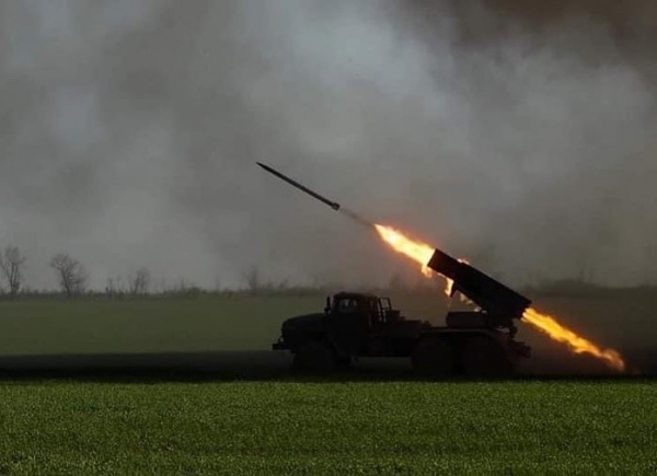 우크라이나 군이 다연발 로켓포를 발사하고 있다. ⓒ우크라이나 국방부 트위터