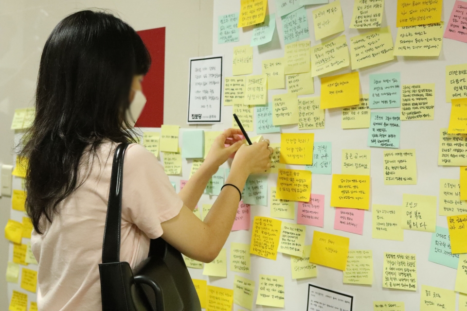 '함께 연대하겠습니다' 16일 서울 중구 신당역 여자화장실 앞에 마련된 추모공간에 피해자를 추모하기 위해 시민들이 포스트잇을 작성하고 있다.ⓒ홍수형 기자