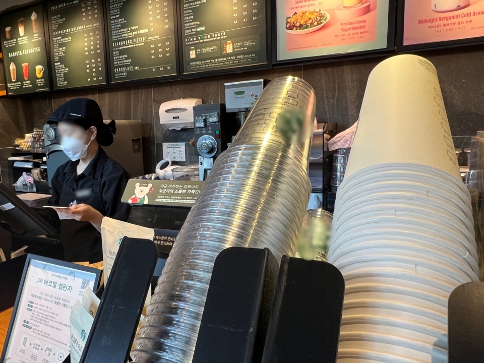 일회용품 규제가 시행된 이후에도 서울 강남구의 한 프랜차이즈 카페에 일회용 컵이 쌓여 있다. ⓒ홍수형 기자