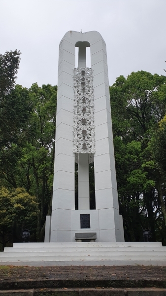 1977년에 제주시 건입동 710번지(속칭 ‘가으니 마루’)에 있던 묘를 이장해서 이 기념탑 아래에 안장했다. 모충사 경내에 있다.