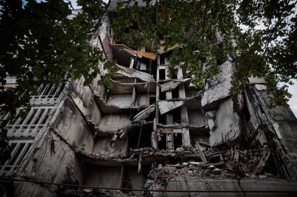러시아의 미사일 공격으로 파괴된 하르키우의 민간인 아파트  ⓒ볼로디미르 젤렌스키 우크라이나 대통령 트위터