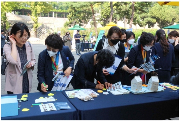 한국YWCA 회원들이 행사장 입구에 마련된 부스 행사에 참여하는 모습. 사진=한국YWCA 제공