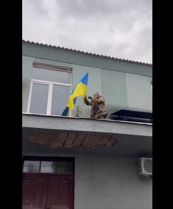 우크라이나 군인이 재탈환한 헤르손의 졸로타 발카에서 우크라이나 국기를 게양하고 있다. ⓒ우크라이나 국방부 트위터