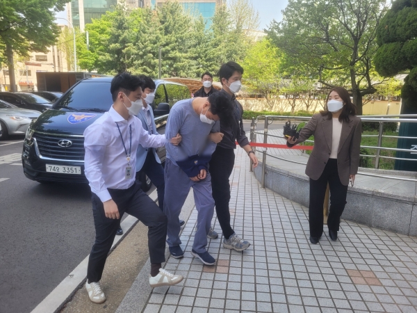 서울 강서구에서 강도살인을 저지른 혐의를 받는 40대 남성 박모씨가 27일 오전 구속 전 피의자심문을 받기 위해 서울남부지법에 출석했다.