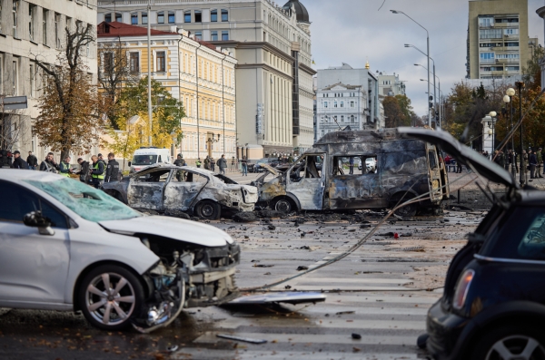 우크라이나 수도 키이우에 대한 러시아의 공격으로 차량들이 파괴됐다. ⓒ우크라이나 국방부 트위터