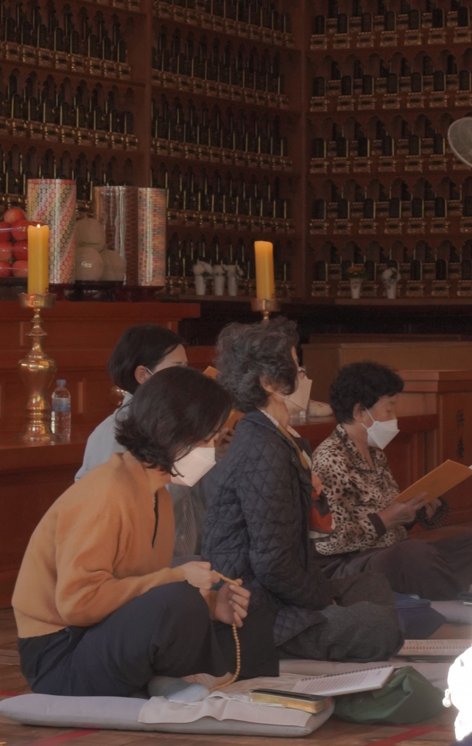 2023년 대학수학능력시험(수능)을 36일 앞둔 12일 서울 종로구 조계사에서 불자들이 기도를 하고 있다. ⓒ홍수형 기자