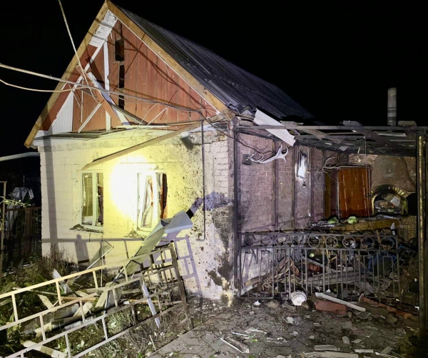 러시아 군의 포격으로 파괴된 니포폴의 한 주택, 우크라이나 국방부는 러시아의 공격으로 부상당한 6살 어린이는 다리를 잘랐다고 밝혔다.  ⓒ우크라이나 국방부 트위터