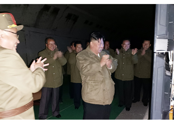 12일 장거리 전략순항미사일' 2기 시험발사 현장을 지휘한 김정은 국무위원장 ⓒ노동신문 갈무리