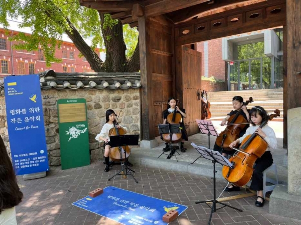 주한 러시아 대사관이 있는 서울 정동길에서 열리는 ‘평화를 위한 작은 음악회’. 러시아가 우크라이나를 상대로 일으킨 전쟁이 끝날 때까지 이어진다.