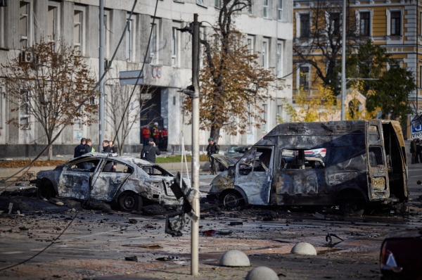 러시아군의 미사일 공격으로 파괴된 차량들 ⓒ볼로디미르 젤렌스키 우크라이나 대통령 트위터