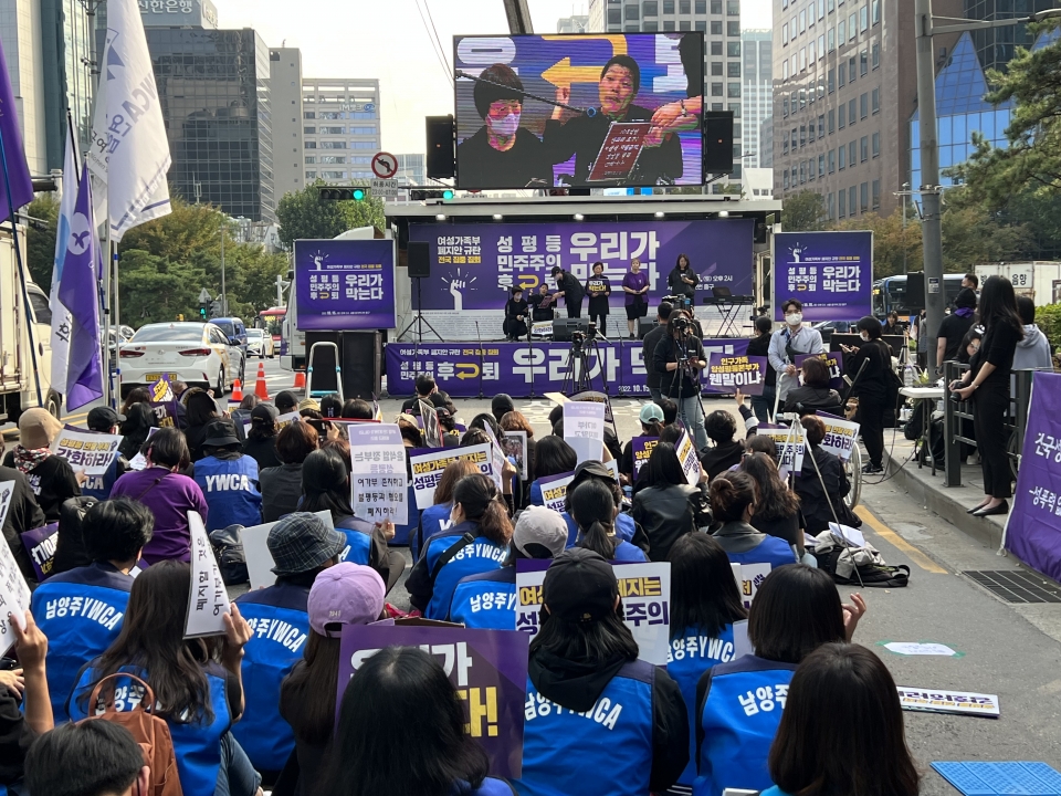 15일 서울 종로구 종각역 인근에서 여성시민단체들이 ‘성평등 민주주의 후퇴 우리가 막는다’ 여가부 폐지 규탄 집중 집회를 개최했다. ⓒ홍수형 기자