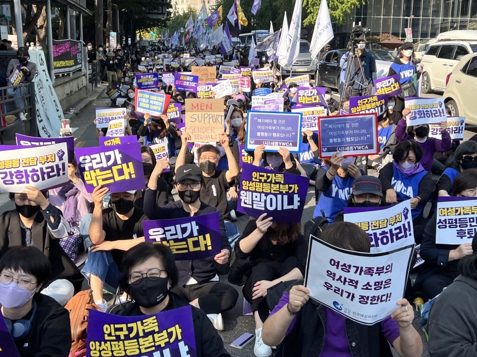 15일 서울 종로구 종각역 앞에서 195개의 여성•시민•노동•사회단체가 ‘성평등 민주주의 후퇴 우리가 막는다’ 여가부 폐지 규탄 집중 집회를 개최했다. ⓒ홍수형 기자