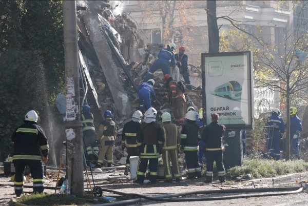 러시아군의 자폭드론 공격으로 파괴된 건물에서 구조대원들이 구조작업을 벌이고 있다. ⓒ 비탈리 클리츠코 키이우 시장 트위터