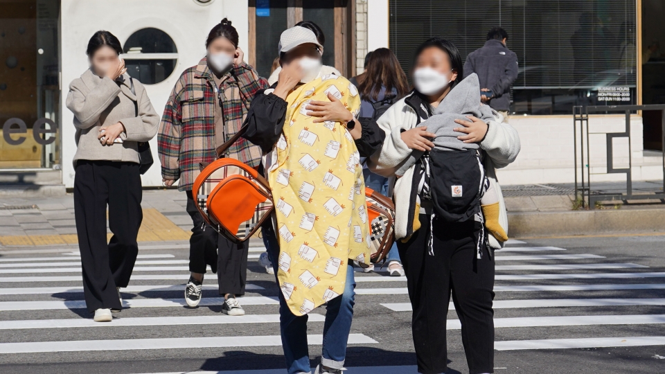 18일 서울 종로구에 한 신호거리에서 시민들이 추위에 발걸음을 빠르게 움직이고 있다. ⓒ홍수형 기자