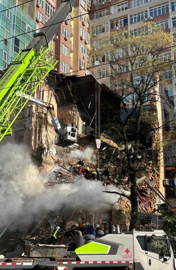 러시아의 자폭드론 공격으로 무너진 키이우의 건물에서 구조대원들이 구조작업을 하고 있다. ⓒ우크라이나 국방부 트위터