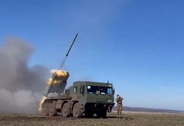 우크라이나군이 고기동로켓시스템(HIMARS)에서 로켓을 발사하고 있다. ⓒ우크라이나 국방부 트위터