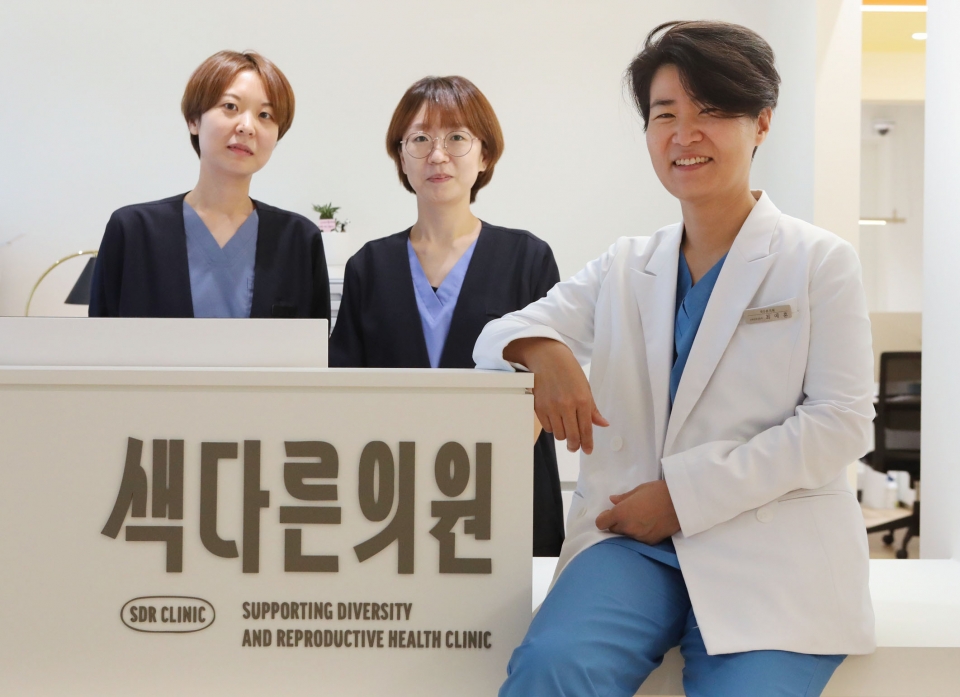 최예훈 색다른의원 원장과 함께 일하고 있는 (왼쪽부터)이혜림·문보라 간호사. ⓒ홍수형 기자