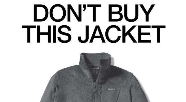 의류 브랜드 ‘파타고니아’가 2011년 뉴욕타임스에 실었던 “이 자켓을 사지 마세요(Don’t buy this jacket)”라는 문구의 광고. 옷이 많이 소비되는 ‘블랙프라이데이’에 상품 생산 과정에서 환경 파괴를 우려해 만든 광고였다.  ⓒ파타고니아 웹사이트 캡처