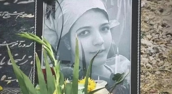 이란 북서부 아다빌의 셰드 고등학교 학생인 아스라 피나히는 집회에서 반정부 구호를 외치다 보안군에게 폭행당해 숨진 아스라 피나히(15). 국제엠네스티는 이란의 반정부 시위로 지금까지 숨진 사람이 140명을 넘었다고 주장했다. ⓒ트위터