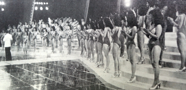1980년대 미스코리아대회에서 수영복 심사가 진행되는 모습. 현재 수영복 심사는 폐지됐다. ⓒ여성신문