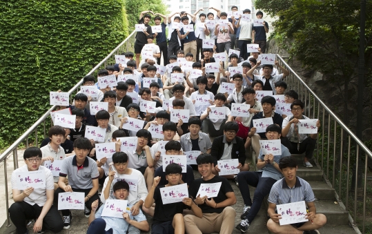 서울 아현산업정보학교에서 열린 히포시틴즈 발대식에서 1∼3학년 학생들이 자신이 서명한 히포시 사인지를 들고 자리를 함께 했다. ⓒ이정실 여성신문 사진기자