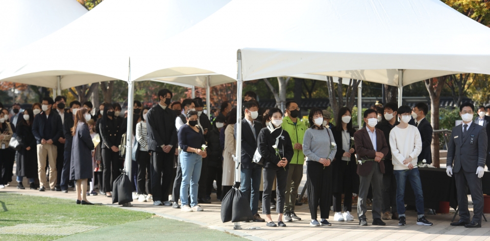 이태원 참사로 31일 서울 중구 서울광장에 마련된 분향소에 시민들이 추모를 하기 위해 긴줄을 서 있다. ⓒ홍수형 기자