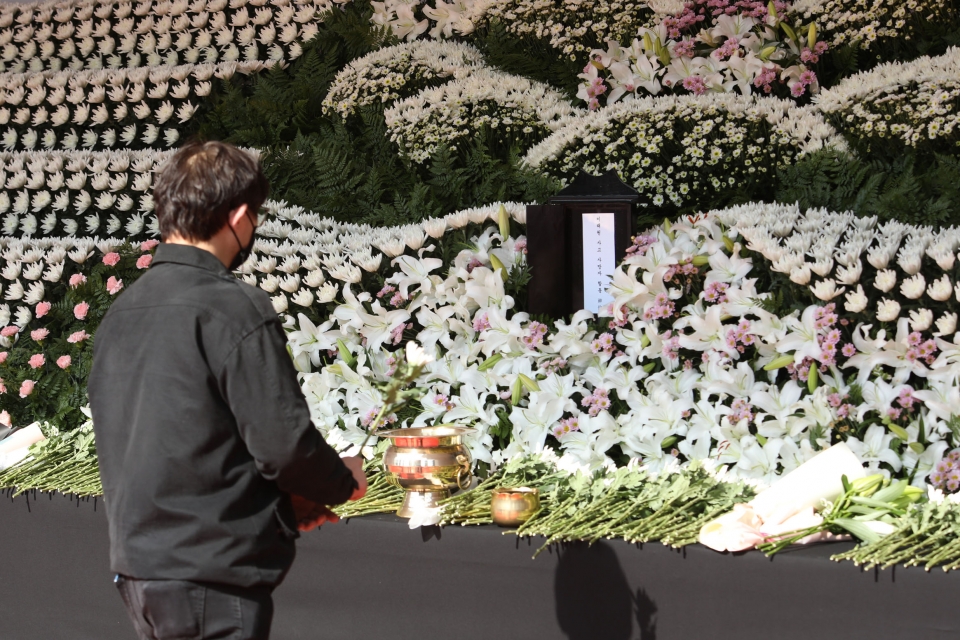 이태원 참사로 31일 서울 중구 서울광장에 마련된 분향소에 시민들이 추모를 하고 있다. ⓒ홍수형 기자