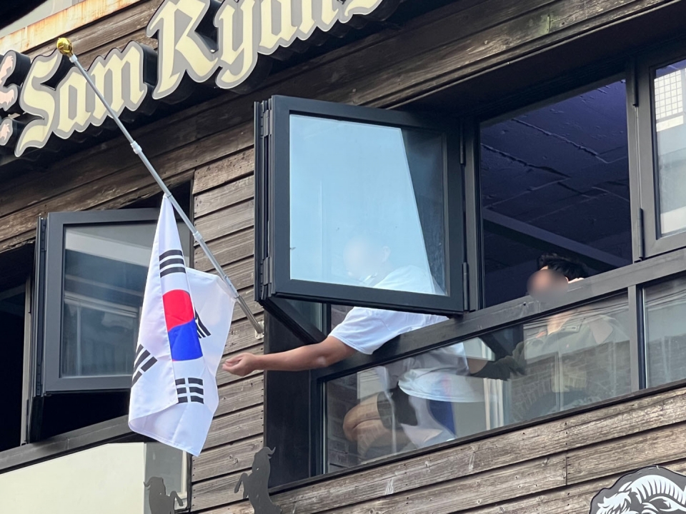 31일 서울 용산구 이태원 인근 한 카페는 이태원 참사를 추모하기 위해 조기를 게양해 희생자를 애도하고 있다. ⓒ홍수형 기자