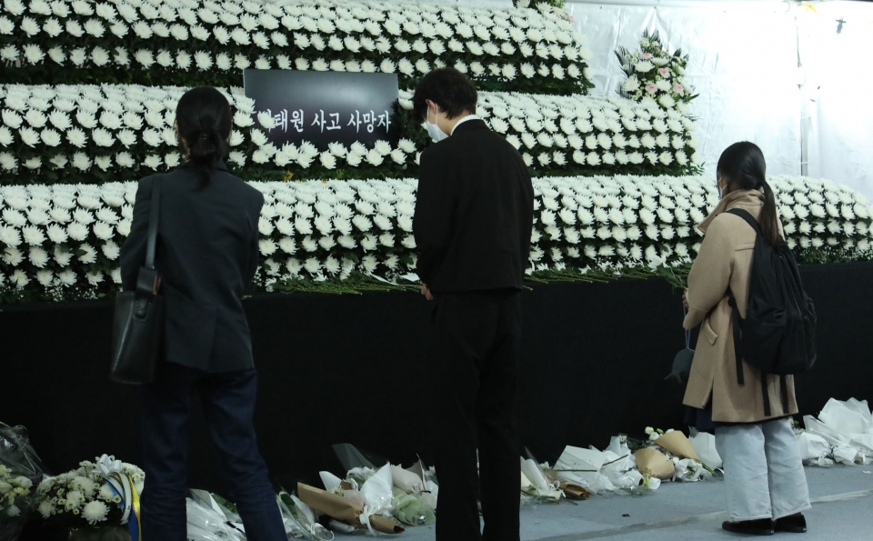 이태원 참사 나흘째인 1일 서울 용산구 녹사평역 광장에 설치된 분향소에 시민들이 추모를 하고 있다. ⓒ홍수형 기자