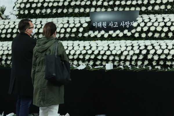 이태원 참사 나흘째인 1일 서울 용산구 녹사평역 광장에 설치된 분향소에서 시민들이 추모를 하고 있다. ⓒ홍수형 기자