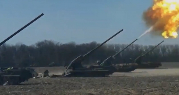 우크라이나군이 러시아군을 향해 로켓포를 발사하고 있다. ⓒ우크라이나 국방부 트위터