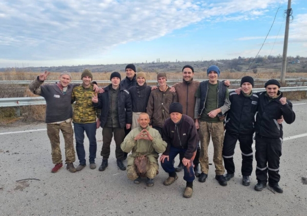 우크라이나군 포로들이 러시아군 포로들과의 교환으로 석방된 뒤 함께 사진을 찍고 있다.  ⓒ우크라이나 국방부 트위터