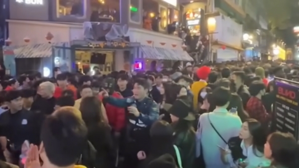 이태원 참사 당시 군중들 사이에서 "빠지세요"를 외치고 있는 이태원 파출소 김백겸 경사 ⓒ유튜브 니꼬라지TV 갈무리