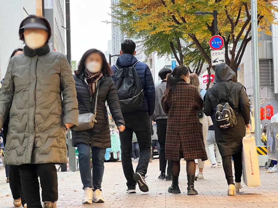 7일 서울 중구 명동역 거리에 시민들이 발걸음을 옮기고 있다. ⓒ홍수형 기자