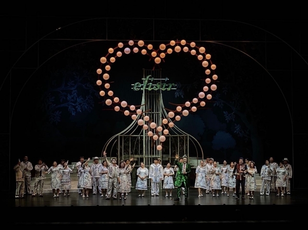 도니제티의 유쾌한 오페라 ‘사랑의 묘약’의 한 장면. ⓒ노블아트오페라단 제공