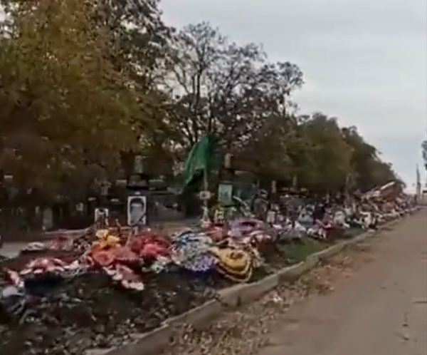 루한크스 길거리에 이어지는 무덤 ⓒNEXTA의 트위터