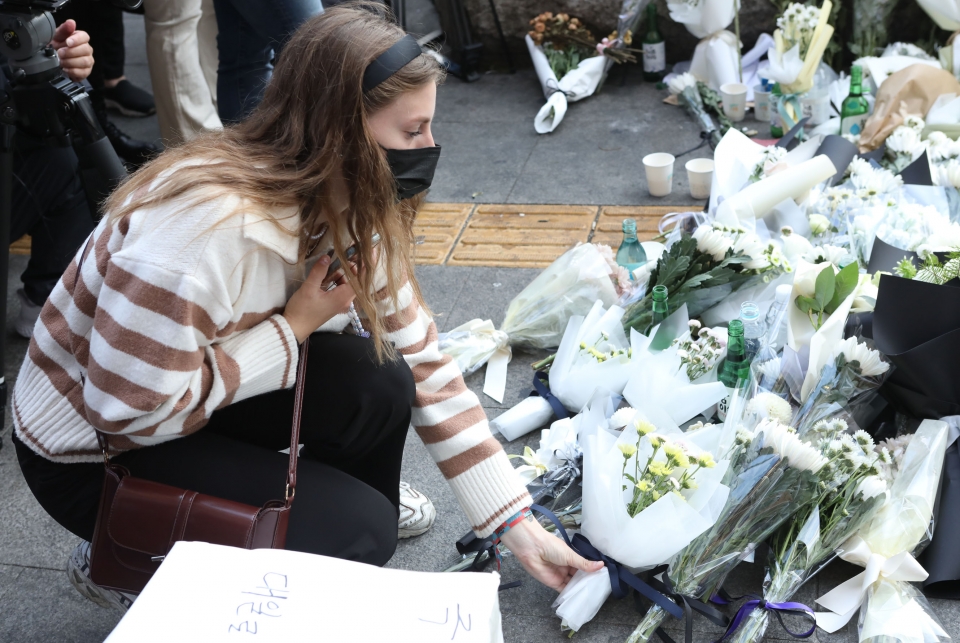 31일 서울 용산구 이태원역 인근에 시민들은 이태원 압사 참사 희생자들을 추모하기 위해 국화 꽃, 편지 등을 놓고 있다. ⓒ홍수형 기자