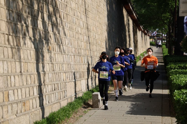 제22회 여성마라톤 워킹크루 이벤트가 5월 5일 오전 서울 종로구 경복궁 돌담길에서 열렸다. 사진 제공=위밋업스포츠