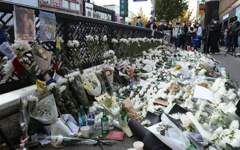 10월 31일 서울 용산구 이태원역 인근에 시민들은 이태원 압사 참사 희생자들을 추모하기 위해 국화 꽃, 편지 등을 놓고 있다. ⓒ홍수형 기자